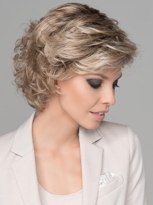 DAILY by ELLEN WILLE in CHAMPAGNE ROOTED 22.20.25 | Light Neutral Blonde, Light Strawberry Blonde, and Lightest Golden Blonde Blend with Shaded Roots