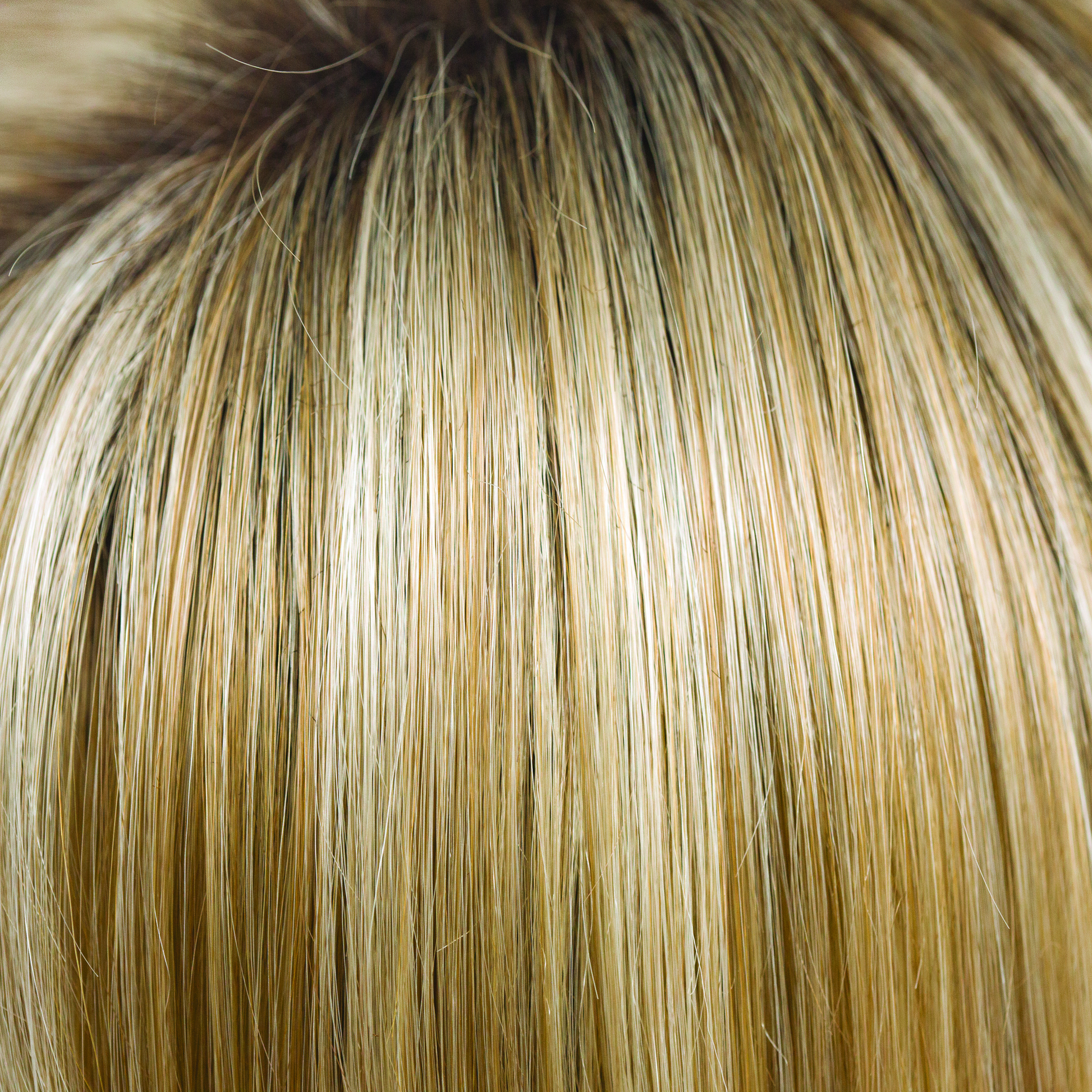 NM Creamy Toffee-R  -  This is the rooted version of Creamy Toffee. The color has undertones of coffee, gold honey tones and cream blond with a toffee twist gives the root a very natural regrowth charming and sophisticated.